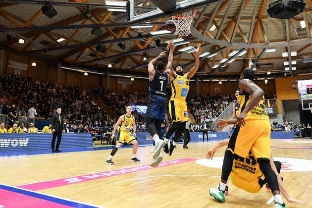 Jaren Lewis Merlins Crailsheim at the basket against Yoeli Childs MHP Riesen Ludwigsburg , GER, HAKRO Merlins Crailsheim vs MHP Riesen Ludwigsburg, 02 10 2021, Round of 16 BBL Pokal, Spielzeit 2021 2022 GER, HAKRO Merlins Crailsheim vs MHP Riesen Ludwigsburg, 02 10 2021, Round of 16 BBL Pokal, Spielzeit 2021 2022 Crailsheim Copyright: xEibner MichaelxMemmlerx EP_MMR