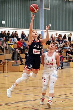 02 10 2021, xovx, Basketball Damen 2 Bundesliga DBBL, Bender Baskets Grünberg Panthers Academy Osnabrück v l Lena Dziuba Bender Baskets Grünberg , Clara Schwartz Panthers Academy Osnabrück Grünberg Sporthalle Theo Koch Schule Hessen Deutschland DE