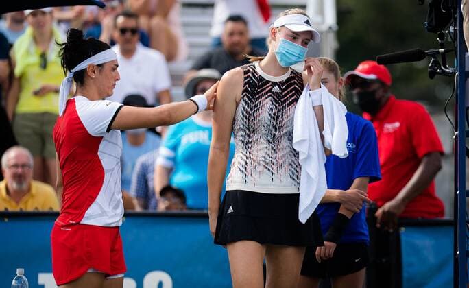 Mandatory Credit: Photo by Rob Prange Shutterstock (12471261at) Elena Rybakina of Kazakhstan shakes hands with Ons Jabeur after being forced to retire from her semi-final at the 2021 Chicago Fall Tennis Classic WTA, Tennis Damen 500 tennis tournament Chicago Fall Tennis Classic 2021, Tennis, Chicago, USA - 02 Oct 2021 Chicago Fall Tennis Classic 2021, Tennis, Chicago, USA - 02 Oct 2021  Copyright: xRobxPrange Shutterstockx 12471261at