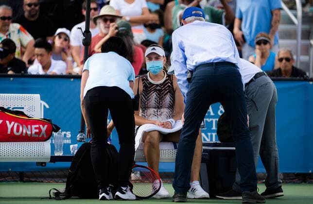 Mandatory Credit: Photo by Rob Prange Shutterstock (12471261au) Elena Rybakina of Kazakhstan receives medical attention before being forced to retire from her semi-final at the 2021 Chicago Fall Tennis Classic WTA, Tennis Damen 500 tennis tournament Chicago Fall Tennis Classic 2021, Tennis, Chicago, USA - 02 Oct 2021 Chicago Fall Tennis Classic 2021, Tennis, Chicago, USA - 02 Oct 2021  Copyright: xRobxPrange Shutterstockx 12471261au