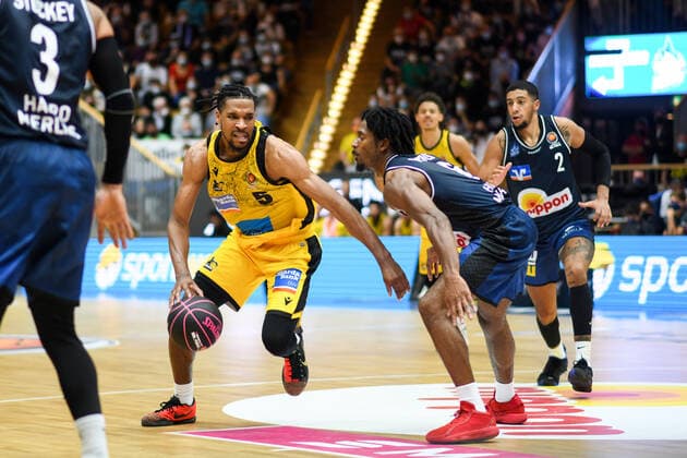 Justin Simon MHP Riesen Ludwigsburg in a duel with Terrell Harris Merlins Crailsheim , GER, HAKRO Merlins Crailsheim vs MHP Riesen Ludwigsburg, 02 10 2021, Round of 16 BBL Cup, Season 2021 2022 GER, HAKRO Merlins Crailsheim vs MHP Riesen Ludwigsburg, 02 10 2021, Round of 16 BBL Cup, Season 2021 2022 Crailsheim Copyright: xEibner MichaelxMemmlerx EP_MMR