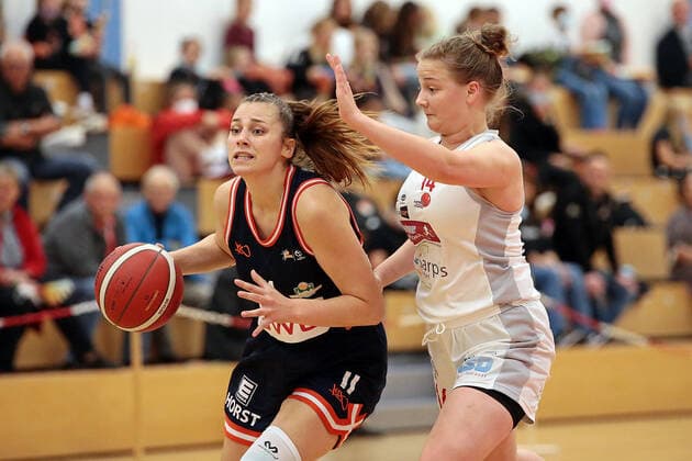 02 10 2021, xovx, Basketball Damen 2 Bundesliga DBBL, Bender Baskets Grünberg Panthers Academy Osnabrück v l Lena Dziuba Bender Baskets Grünberg , Malea Sprehe Panthers Academy Osnabrück Grünberg Sporthalle Theo Koch Schule Hessen Deutschland DE