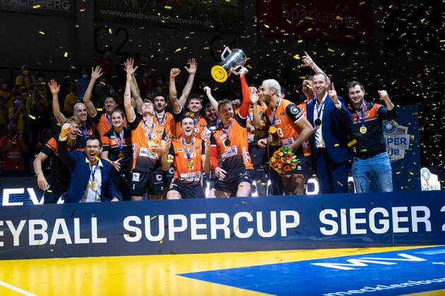 Bilder des Jahres 2021, Sport 10 Oktober Sport Themen der Woche KW39 Sport Bilder des Tages VBL Supercup Herren, Schwerin, 02.10.2021 VBL Supercup Herren, Berlin Recycling Volleys vs. United Volleys Frankfurt *** VBL Supercup Men, Schwerin, 02 10 2021 VBL Supercup Men, Berlin Recycling Volleys vs United Volleys Frankfurt Copyright: xBEAUTIFULxSPORTS Mohwinkelx