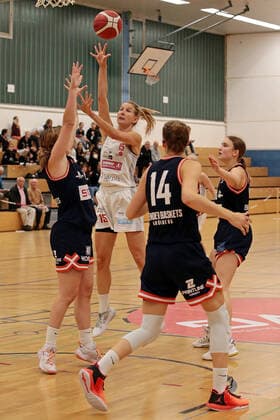 02 10 2021, xovx, Basketball Damen 2 Bundesliga DBBL, Bender Baskets Grünberg Panthers Academy Osnabrück v l Elisa Mevius Bender Baskets Grünberg , Michelle Müller Panthers Academy Osnabrück , Alva Hedrich Bender Baskets Grünberg , Linn Villwock Bender Baskets Grünberg Grünberg Sporthalle Theo Koch Schule Hessen Germany DE