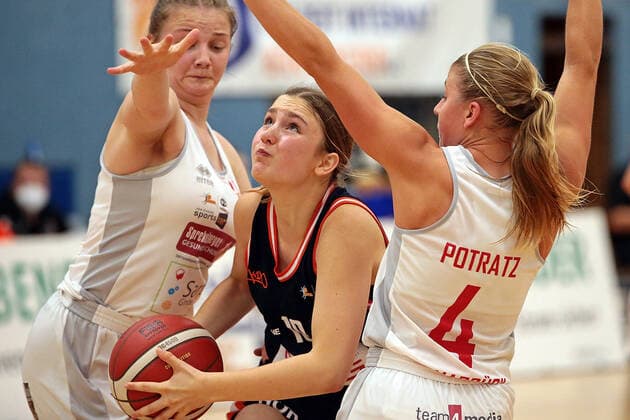 02 10 2021, xovx, Basketball Damen 2 Bundesliga DBBL, Bender Baskets Grünberg Panthers Academy Osnabrück v l Malea Sprehe Panthers Academy Osnabrück , Linn Villwock Bender Baskets Grünberg , Annemarie Potratz Panthers Academy Osnabrück Grünberg Sporthalle Theo Koch Schule Hessen Deutschland DE
