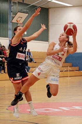 02.10.2021, xovx, Basketball Damen 2. Bundesliga DBBL, Bender Baskets Grünberg - Panthers Academy Osnabrück v.l. Nina Horvath (Bender Baskets Grünberg), Annemarie Potratz (Panthers Academy Osnabrück) Grünberg Sporthalle Theo-Koch-Schule Hessen Deutschland (DE)