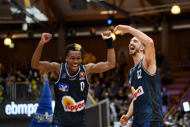T J Shorts Merlins Crailsheim , Dejan Kovacevic Merlins Crailsheim cheer over victory, GER, HAKRO Merlins Crailsheim vs MHP Riesen Ludwigsburg, 02 10 2021, Round of 16 BBL Cup, Season 2021 2022 GER, HAKRO Merlins Crailsheim vs MHP Riesen Ludwigsburg, 02 10 2021, Round of 16 BBL Cup, Season 2021 2022 Crailsheim Copyright: xEibner MichaelxMemmlerx EP_MMR