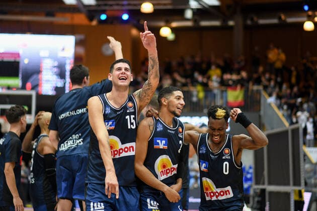 Bogdan Radosavljevic Merlins Crailsheim , Jared Savage Merlins Crailsheim , T J Shorts Merlins Crailsheim celebrate victory, GER, HAKRO Merlins Crailsheim vs MHP Riesen Ludwigsburg, 02 10 2021, Round of 16 BBL Pokal, Season 2021 2022 GER, HAKRO Merlins Crailsheim vs MHP Riesen Ludwigsburg, 02 10 2021, Round of 16 BBL Pokal, Season 2021 2022 Crailsheim Copyright: xEibner MichaelxMemmlerx EP_MMR