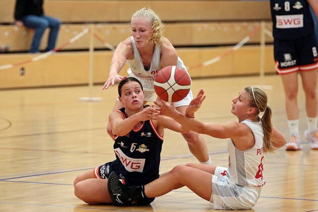 02 10 2021, xovx, Basketball Damen 2 Bundesliga DBBL, Bender Baskets Grünberg Panthers Academy Osnabrück v l Nina Horvath Bender Baskets Grünberg , Marisa Koopmann Panthers Academy Osnabrück , Annemarie Potratz Panthers Academy Osnabrück Grünberg Sporthalle Theo Koch Schule Hessen Deutschland DE