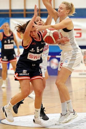 02 10 2021, xovx, Basketball Damen 2 Bundesliga DBBL, Bender Baskets Grünberg Panthers Academy Osnabrück v l Nina Horvath Bender Baskets Grünberg , Annemarie Potratz Panthers Academy Osnabrück , Tonia Dölle Panthers Academy Osnabrück Grünberg Sporthalle Theo Koch Schule Hessen Germany DE