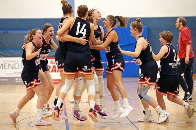 02 10 2021, xovx, Basketball Damen 2 Bundesliga DBBL, Bender Baskets Grünberg Panthers Academy Osnabrück Jubilation among the players of Bender Baskets Grünberg after the 84 78 victory against Panthers Academy Osnabrück Grünberg Sporthalle Theo Koch Schule Hessen Germany EN