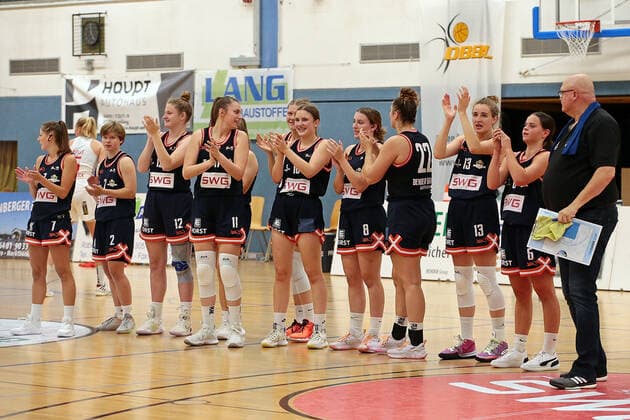 02 10 2021, xovx, Basketball Damen 2 Bundesliga DBBL, Bender Baskets Grünberg Panthers Academy Osnabrück Jubilation among the players of Bender Baskets Grünberg after the 84 78 victory against Panthers Academy Osnabrück Grünberg Sporthalle Theo Koch Schule Hessen Germany EN