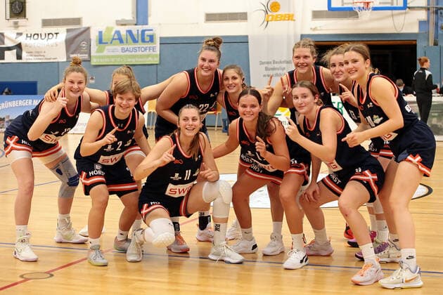 02 10 2021, xovx, Basketball Damen 2 Bundesliga DBBL, Bender Baskets Grünberg Panthers Academy Osnabrück Jubilation among the players of Bender Baskets Grünberg after the 84 78 victory against Panthers Academy Osnabrück Grünberg Sporthalle Theo Koch Schule Hessen Germany EN