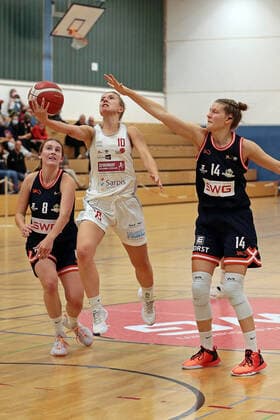 02 10 2021, xovx, Basketball Damen 2 Bundesliga DBBL, Bender Baskets Grünberg Panthers Academy Osnabrück v l Elisa Mevius Bender Baskets Grünberg , Marika Fengkohl Panthers Academy Osnabrück , Alva Hedrich Bender Baskets Grünberg Grünberg Sporthalle Theo Koch Schule Hessen Germany DE