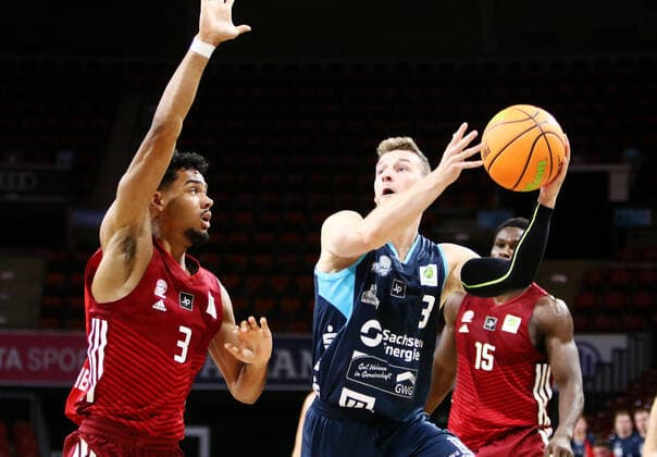 from left Jeremia AGYEPONG Muenchen , Bryan NIESSEN Dresden , He Basketball PRO B, 2021 22, 3 Matchday, FC Bayern Basketball II vs Dresden Titans, 02 10 21, Muenchen, Audi Dome Copyright: WolfgangxFehrmann