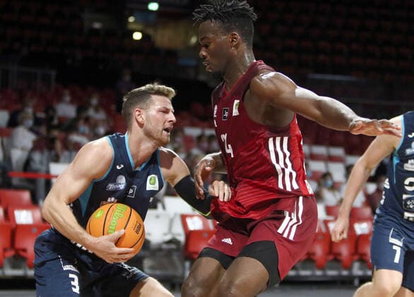 from left Bryan NIESSEN Dresden , DONGMO TEMO Muenchen , He Basketball PRO B, 2021 22, 3 Matchday, FC Bayern Basketball II vs Dresden Titans, 02 10 21, Muenchen, Audi Dome Copyright: WolfgangxFehrmann