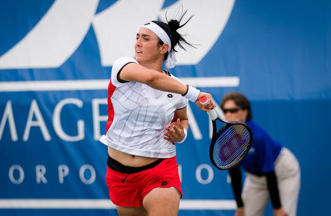 October 2, 2021, CHICAGO, UNITED STATES: Ons Jabeur of Tunisia in action during her semi-final at the 2021 Chicago Fall Tennis Classic WTA, Tennis Damen 500 tennis tournament against Elena Rybakina of Kazakhstan CHICAGO UNITED STATES - ZUMAa181 20211002_zaa_a181_197 Copyright: xRobxPrangex