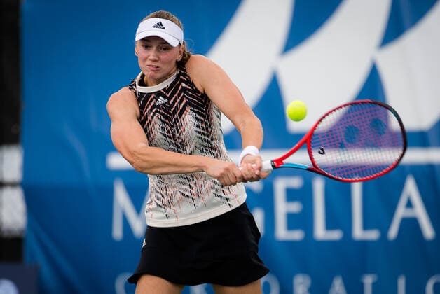 October 2, 2021, CHICAGO, UNITED STATES: Elena Rybakina of Kazakhstan in action during her semi-final at the 2021 Chicago Fall Tennis Classic WTA, Tennis Damen 500 tennis tournament against Ons Jabeur of Tunisia CHICAGO UNITED STATES - ZUMAa181 20211002_zaa_a181_185 Copyright: xRobxPrangex