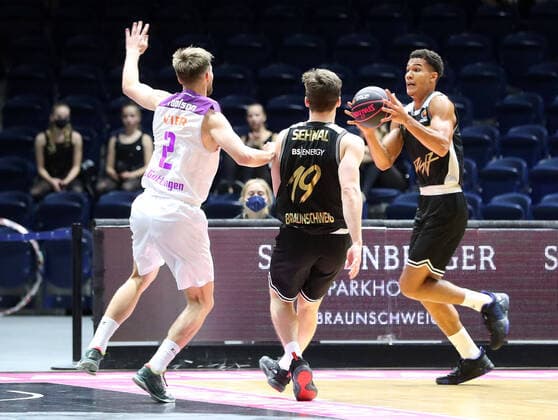 Löwen Braunschweig vs Göttingen, BBL Braunschweig, 02 10 2021, BASKETBALL MagentaSport BBL Pokal BBL Basketball Bundesliga, Löwen Braunschweig vs BG Göttingen, season 2021 22 Jake Toolson BG Göttingen , Ondrej Sehnal Löwen Braunschweig , Nicholas Tischler Löwen Braunschweig Braunschweig