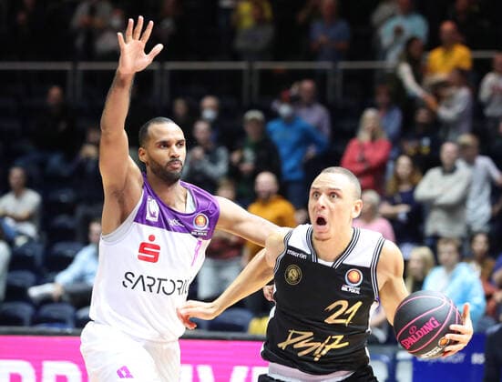 Löwen Braunschweig vs Göttingen, BBL Braunschweig, 02 10 2021, BASKETBALL MagentaSport BBL Pokal BBL Basketball Bundesliga, Löwen Braunschweig vs BG Göttingen, season 2021 22 Akeem Vargas BG Göttingen , Robin Amaize Löwen Braunschweig Braunschweig
