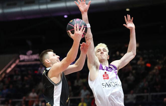 Löwen Braunschweig vs Göttingen, BBL Braunschweig, 02 10 2021, BASKETBALL MagentaSport BBL Pokal BBL Basketball Bundesliga, Löwen Braunschweig vs BG Göttingen, season 2021 22 David Krämer Löwen Braunschweig , Philipp Hartwich BG Göttingen Braunschweig