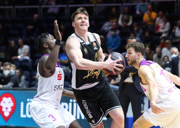 Löwen Braunschweig vs Göttingen, BBL Braunschweig, 02 10 2021, BASKETBALL MagentaSport BBL Pokal BBL Basketball Bundesliga, Löwen Braunschweig vs BG Göttingen, season 2021 22 Zack Bryant BG Göttingen , Ondrej Sehnal Löwen Braunschweig Braunschweig