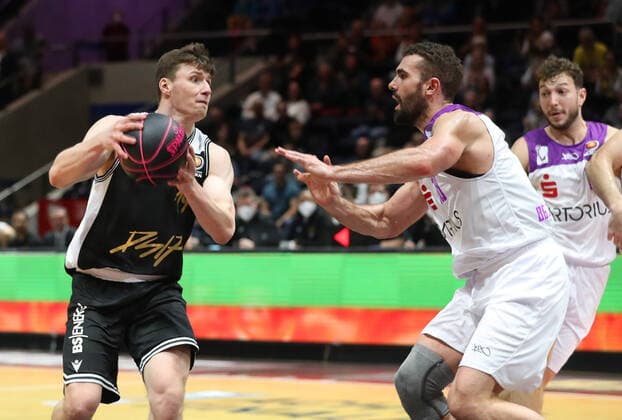 Löwen Braunschweig vs Göttingen, BBL Braunschweig, 02 10 2021, BASKETBALL MagentaSport BBL Pokal BBL Basketball Bundesliga, Löwen Braunschweig vs BG Göttingen, season 2021 22 Ondrej Sehnal Löwen Braunschweig , Haris Hujic BG Göttingen Braunschweig