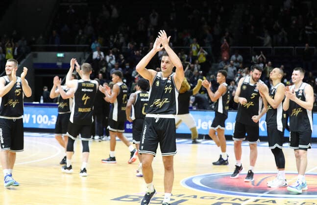 Löwen Braunschweig vs Göttingen, BBL Braunschweig, 02 10 2021, BASKETBALL MagentaSport BBL Pokal BBL Basketball Bundesliga, Löwen Braunschweig vs BG Göttingen, season 2021 22 final cheer Braunschweig