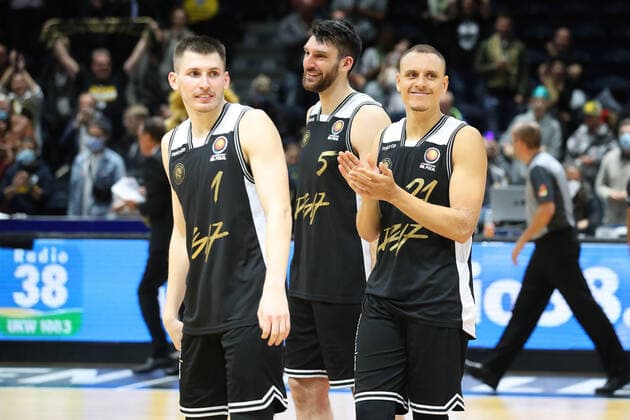Löwen Braunschweig vs Göttingen, BBL Braunschweig, 02 10 2021, BASKETBALL MagentaSport BBL Pokal BBL Basketball Bundesliga, Löwen Braunschweig vs BG Göttingen, season 2021 22 final cheer, David Krämer Löwen Braunschweig , Owen Klassen Löwen Braunschweig , Robin Amaize Löwen Braunschweig Braunschweig