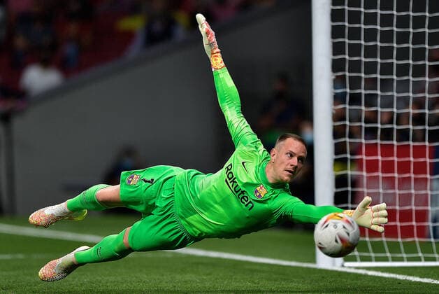 Sport Bilder des Tages (211003) -- MADRID, Oct. 3, 2021 -- Barcelona s goalkeeper Marc-Andre ter Stegen saves the ball during a Spanish first division league football match between Atletico de Madrid and FC Barcelona, Barca in Madrid, Spain, on Oct. 2, 2021. (Photo by Xinhua) (SP)SPAIN-MADRID-FOOTBALL-SPANISH LEAGUE-ATLETICO DE MADRID VS FC BARCELONA PabloxMorano 