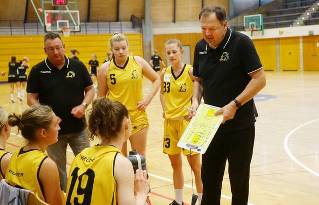 Ludwigsburg , 2 Bundesliga Basketball , BSG Basket Ladies Ludwigsburg vs USC Heidelberg II , right Cäsar Kiersz coach Ludwigsburg