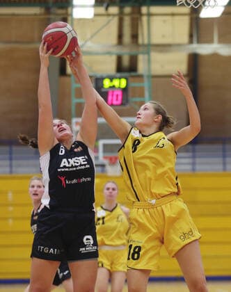 Ludwigsburg , 2 Bundesliga Basketball , BSG Basket Ladies Ludwigsburg vs USC Heidelberg II , from left Julia Wroblewski HD Lisa Bonacker BSG