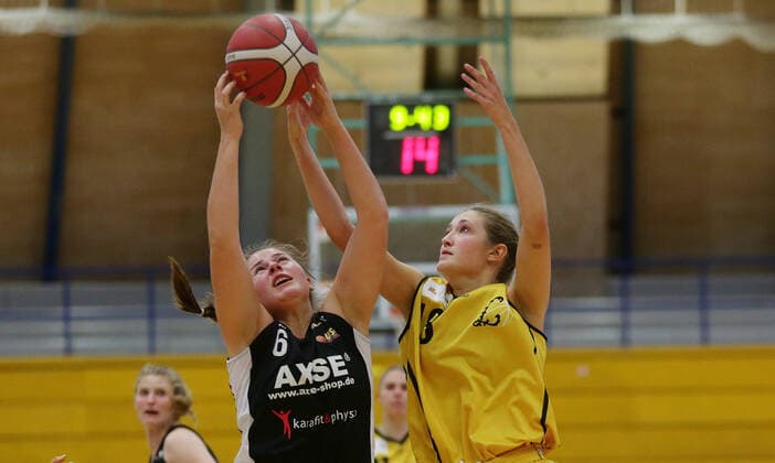 Ludwigsburg , 2 Bundesliga Basketball , BSG Basket Ladies Ludwigsburg vs USC Heidelberg II , from left Julia Wroblewski HD Lisa Bonacker BSG