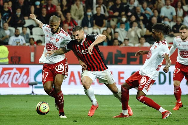Andy Delort (OGC Nice) - Denys Bain (Brest) - Jean Kevin Duverne (Brest) FOOTBALL : OGC Nice vs Brest - Ligue 1 Uber Eats - Nice - 02 10 2021 NorbertScanella Panoramic 