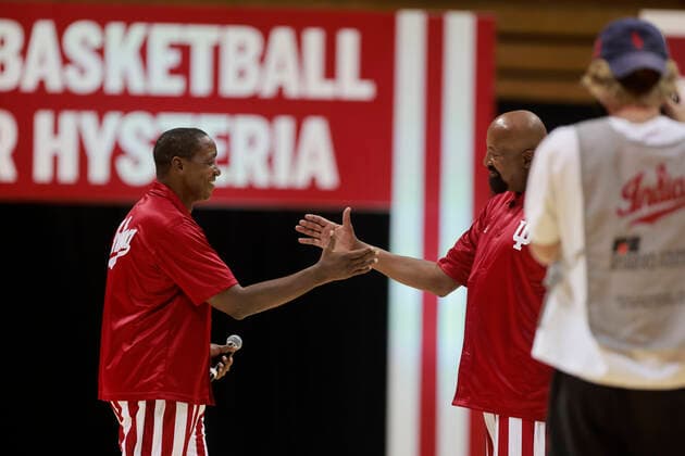 October 2, 2021, Bloomington, Indiana, United States: Isiah Thomas greets Indiana University Men™s Basketball Coach Mike Woodson, right, during Hoosier Hysteria at Simon Skjodt Assembly Hall. Bloomington United States - ZUMAs197 20211002_zaa_s197_299 Copyright: xJeremyxHoganx