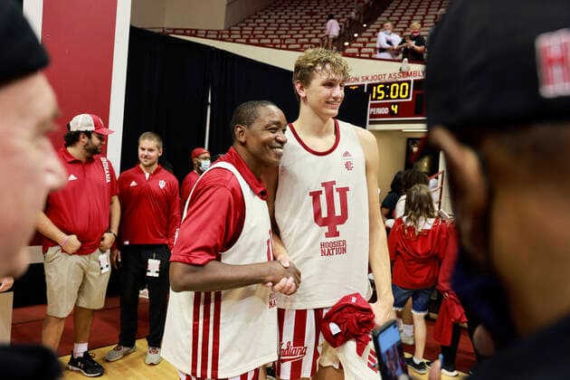 October 2, 2021, Bloomington, Indiana, United States: Isiah Thomas (L) poses for a photo with Indiana University basketball player Logan Duncomb after Hoosier Hysteria at Simon Skjodt Assembly Hall. Bloomington United States - ZUMAs197 20211002_zaa_s197_327 Copyright: xJeremyxHoganx