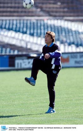 FOOTBALL - FRENCH CHAMPIONSHIP 1987 88 - OLYMPIQUE MARSEILLE - BERNARD TAPIE (PDT OM) - PHOTO FLASH PRESS FOOTBALL HISTORIQUE MARSEILLE DPPI Panoramic  TAPIE_01_1988.jpg