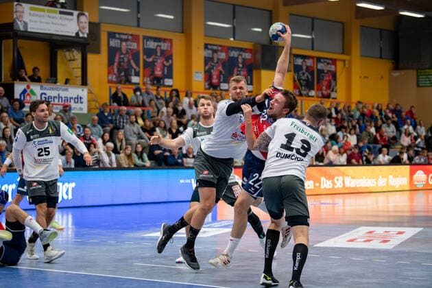 2 Handball Bundesliga TV Huettenberg HC Elbflorenz 02 10 21 Dominik Mappes 22 TV Huettenberg , Mindaugas Dumcius 13 HC Elbflorenz , Michael Schulz 33 HC Elbflorenz , Sebastian Gress 25 HC Elbflorenz Sportzentrum Huettenberg, 02 10 21 Copyright: xBEAUTIFULxSPORTS Roeczeyx
