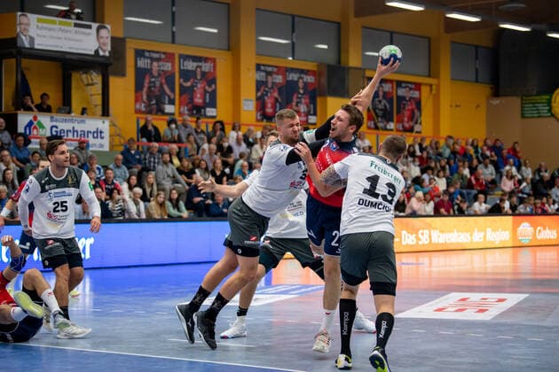 2 Handball Bundesliga TV Huettenberg HC Elbflorenz 02 10 21 Dominik Mappes 22 TV Huettenberg , Mindaugas Dumcius 13 HC Elbflorenz , Michael Schulz 33 HC Elbflorenz , Sebastian Gress 25 HC Elbflorenz Sportzentrum Huettenberg, 02 10 21 Copyright: xBEAUTIFULxSPORTS Roeczeyx