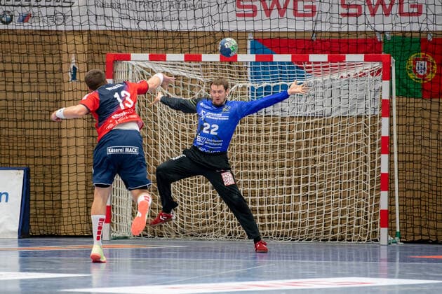 2 Handball Bundesliga TV Huettenberg HC Elbflorenz 02 10 21 Ian Weber 13 TV Huettenberg , Mario Huhnstock 22 HC Elbflorenz Sportzentrum Huettenberg, 02 10 21 Copyright: xBEAUTIFULxSPORTS Roeczeyx