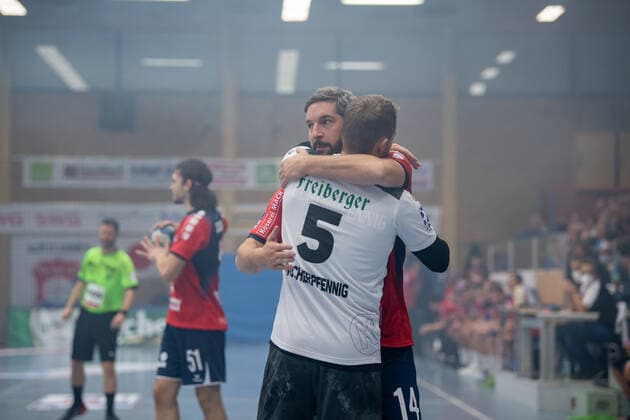 2 Handball Bundesliga TV Huettenberg HC Elbflorenz 02 10 21 Lukas Wucherpfenning 5 HC Elbflorenz , Christian Rompf 14 TV Huettenberg Sportzentrum Huettenberg, 02 10 21 Copyright: xBEAUTIFULxSPORTS Roeczeyx