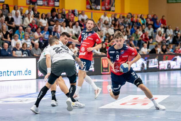2 Handball Bundesliga TV Huettenberg HC Elbflorenz 02 10 21 Niklas Theiss 9 TV Huettenberg , Dominik Mappes 22 TV Huettenberg , Marek Vanco 26 HC Elbflorenz , Philip Jungemann 21 HC Elbflorenz Sportzentrum Huettenberg, 02 10 21 Copyright: xBEAUTIFULxSPORTS Roeczeyx