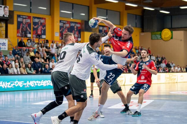 2 Handball Bundesliga TV Huettenberg HC Elbflorenz 02 10 21 Dominik Mappes 22 TV Huettenberg , Nils Holger Kretschmer 20 HC Elbflorenz , Sebastian Gress 25 HC Elbflorenz Sportzentrum Huettenberg, 02 10 21 Copyright: xBEAUTIFULxSPORTS Roeczeyx