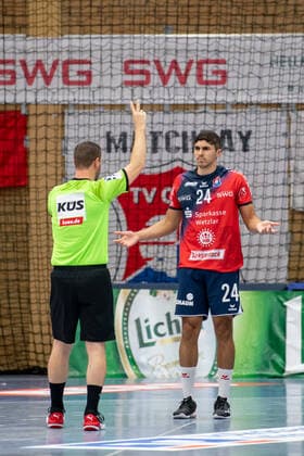 2 Handball Bundesliga TV Huettenberg HC Elbflorenz 02 10 21 2 min time penalty against Joel Ribeiro 24 TV Huettenberg Sportzentrum Huettenberg, 02 10 21 Copyright: xBEAUTIFULxSPORTS Roeczeyx