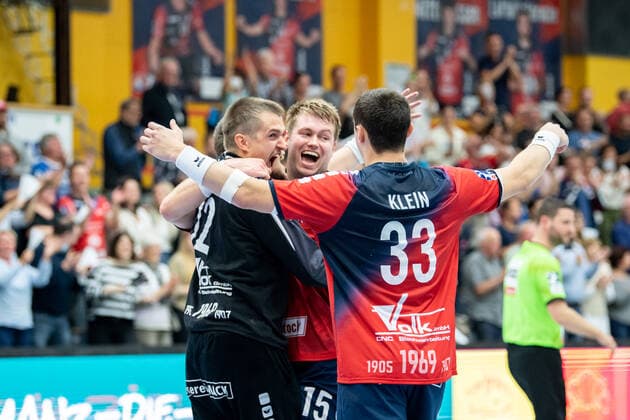 2 Handball Bundesliga TV Huettenberg HC Elbflorenz 02 10 21 Dominik Plaue 12 TV Huettenberg , Moritz Zoerb 15 TV Huettenberg , Johannes Klein 33 TV Huettenberg Sportzentrum Huettenberg, 02 10 21 Copyright: xBEAUTIFULxSPORTS Roeczeyx