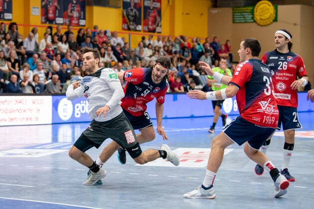 2 Handball Bundesliga TV Huettenberg HC Elbflorenz 02 10 21 Sebastian Gress 25 HC Elbflorenz , Hendrik Schreiber 51 TV Huettenberg , Johannes Klein 33 TV Huettenberg , Tobias Hahn 26 TV Huettenberg Sportzentrum Huettenberg, 02 10 21 Copyright: xBEAUTIFULxSPORTS Roeczeyx