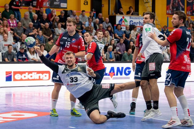 2 Handball Bundesliga TV Huettenberg HC Elbflorenz 02 10 21 Michael Schulz 33 HC Elbflorenz , Rene Zobel 2 HC Elbflorenz , Moritz Zoerb 15 TV Huettenberg , Johannes Klein 33 TV Huettenberg , Dominik Mappes 22 TV Huettenberg Sportzentrum Huettenberg, 02 10 21 Copyright: xBEAUTIFULxSPORTS Roeczeyx