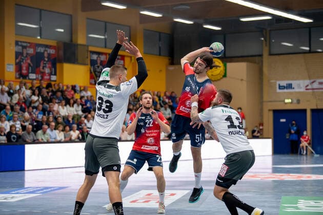 2 Handball Bundesliga TV Huettenberg HC Elbflorenz 02 10 21 Hendrik Schreiber 51 TV Huettenberg , Dominik Mappes 22 TV Huettenberg , Michael Schulz 33 HC Elbflorenz , Mindaugas Dumcius 13 HC Elbflorenz Sportzentrum Huettenberg, 02 10 21 Copyright: xBEAUTIFULxSPORTS Roeczeyx