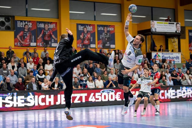 2 Handball Bundesliga TV Huettenberg HC Elbflorenz 02 10 21 Julius Dierberg 9 HC Elbflorenz , Dominik Plaue 12 TV Huettenberg Sportzentrum Huettenberg, 02 10 21 Copyright: xBEAUTIFULxSPORTS Roeczeyx