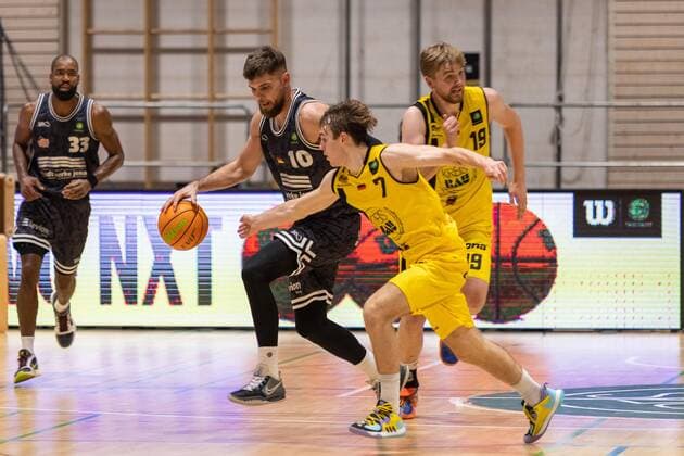 Julius Wolf Medipolis SC Jena, 10 Kilian Fischer Kirchheim Knights, 07 Till Pape Kirchheim Knights, 19 ¨¨¨Kirchheim Knights vs Medipolis SC Jena , 2 Basketball Bundesliga, Pro A, Barmer 2 Basketball, Matchday 3, Season 2021 2022, 02 10 2021, ¨¨ Kirchheim Knights vs Medipolis SC Jena , 2 Basketball Bundesliga, Pro A, Barmer 2 Basketball, Matchday 3, Season 2021 2022, 02 10 2021 Kirchheim am Neckar. Copyright: xNinaxSander xEibnerxPressefotoxIx EP_NSR